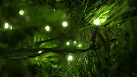 Vista-De-Cerca-Dentro-De-Un-árbol-De-Navidad-Con-Luces-Brillantes,-Sala-De-Estar-Interior-Durante-Las-Vacaciones