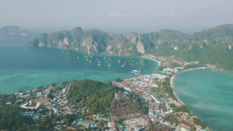 Imágenes-De-Drones-De-Varios-Barcos-Navegando-Frente-A-La-Costa-De-La-Isla-Phi-Phi-De-Tailandia