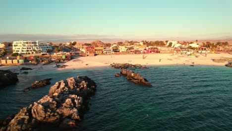 Luftaufnahme-Des-Strandes-Von-Bahia-Inglesa,-Der-Die-Felsige-Türkisfarbene-Meeresküste-Umkreist,-Region-Coquimbo-In-Chile