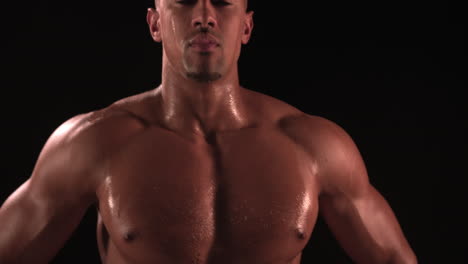 Männlicher-Bodybuilder-Mit-Nacktem-Oberkörper-Und-Händen-In-Den-Hüften