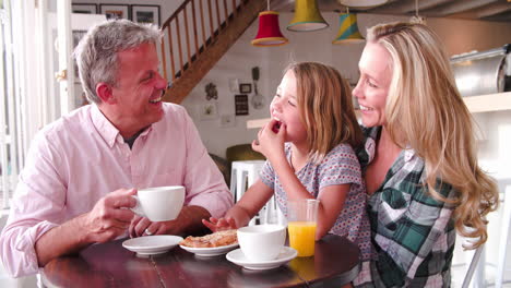 Glückliche-Familie-Zusammen-An-Einem-Tisch-In-Einem-Café