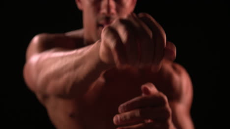 Muskulöser-Junger-Mann-Mit-Nacktem-Oberkörper,-Der-In-Richtung-Kamera-Trainiert