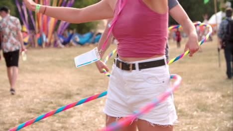Hula-Hoop-Mädchen-Bei-Einem-Musikfestival,-Zeitlupe