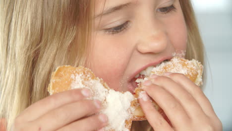 Nahaufnahme-Eines-Mädchens,-Das-Zuckerhaltigen-Donut-Isst