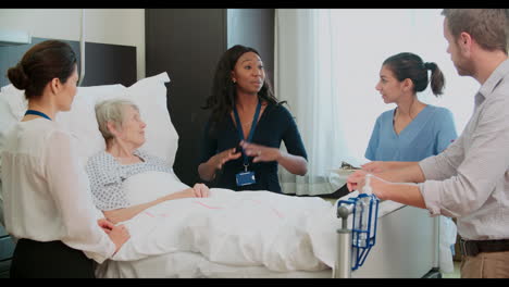 Ältere-Patientinnen-Und-Medizinisches-Personal-Treffen-Sich-Im-Krankenhaus