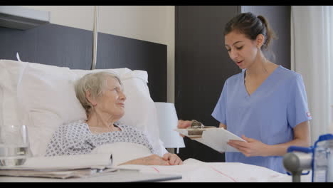 Ältere-Patienten-Und-Medizinisches-Personal-In-Absprache-Im-Krankenhaus