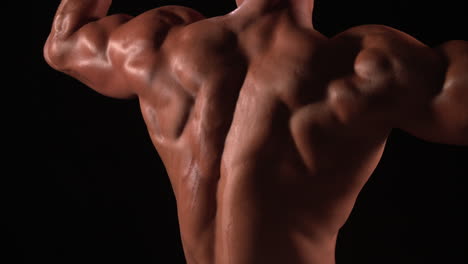 Männlicher-Bodybuilder-Lässt-Muskeln-Spielen,-Rückansicht