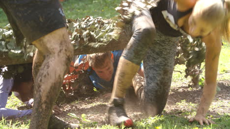 Competitors-help-each-other-through-net-on-an-assault-course