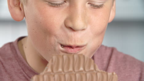 Nahaufnahme-Eines-Jungen,-Der-Eine-Tafel-Schokolade-Isst