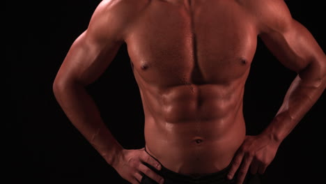 Männlicher-Bodybuilder-Mit-Nacktem-Oberkörper-Und-Händen-In-Den-Hüften,-Ernte