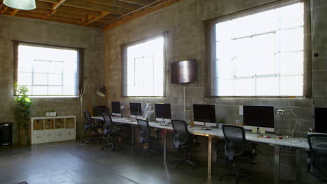 Interior-Vacío-De-Una-Oficina-De-Diseño-Moderno-Filmada-En-R3d.