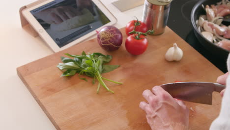 Mann-Befolgt-Rezept-Auf-Digitalem-Tablet-In-Der-Küche,-Aufgenommen-Auf-R3D