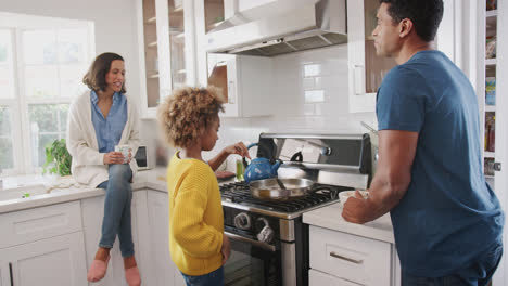 Afroamerikanische-Eltern-Und-Ihre-Tochter-Im-Teenageralter-Bereiten-Gemeinsam-Essen-In-Der-Küche-Zu