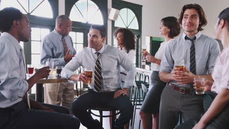 Geschäftskollegen-Treffen-Sich-Zu-After-Work-Drinks-In-Der-Bar-Und-Stoßen-An
