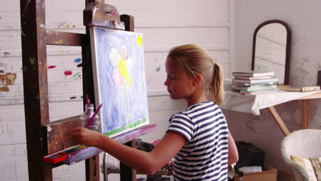 Junges-Mädchen,-Das-Im-Studio-An-Der-Malerei-Arbeitet,-Aufgenommen-Mit-Einer-R3D-Kamera