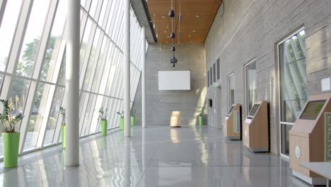 Leerer-Foyerbereich-Eines-Modernen-Büros,-Aufgenommen-Auf-R3D