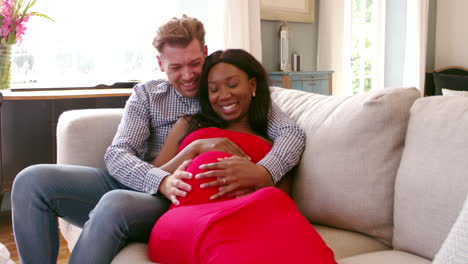 Schwangeres-Paar-Entspannt-Sich-Zu-Hause-Auf-Dem-Sofa,-Aufgenommen-Auf-R3D