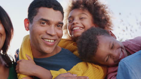Familia-Multigeneración-Afroamericana-Sonriendo-A-La-Cámara-Al-Aire-Libre,-Cabeza-Y-Hombros,-De-Cerca