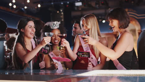 Gruppe-Von-Freundinnen-Feiert-Mit-Der-Braut-Einen-Junggesellinnenabschied-In-Der-Bar