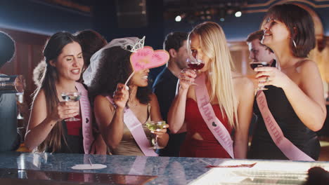 Gruppe-Von-Freundinnen-Feiert-Mit-Der-Braut-Einen-Junggesellinnenabschied-In-Der-Bar
