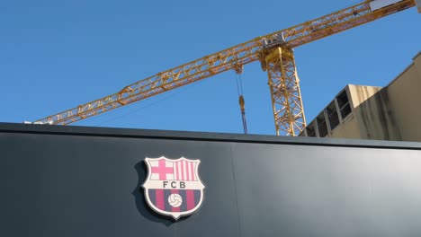 Grúa-De-Construcción-Trabajando-En-El-Nuevo-Spotify-Camp-Nou,-Estadio-Del-Club-De-Fútbol-De-Barcelona.