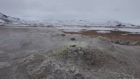 Ventilaciones-De-Vapor-Activas-Con-Azufre-Amarillo-Pálido-En-El-Paisaje-Montañoso-Islandés
