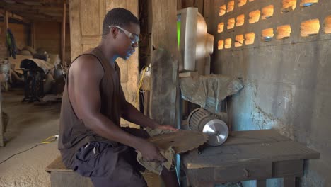 Schwarzafrikanischer-Männlicher-Schwermetallarbeiter-Im-Hintergrund-Von-Geräten-Und-Spezialwerkzeugen