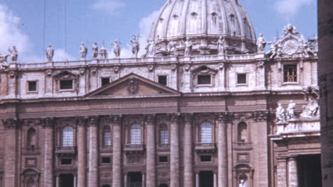 Visitors-walk-in-Piazza-San-Pietro-in-Vatican-City-in-the-Summer-of-1960s
