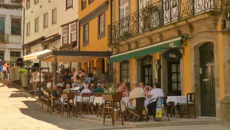 Menschen-Essen-Im-Restaurant-Im-Freien-In-Braga,-Portugal