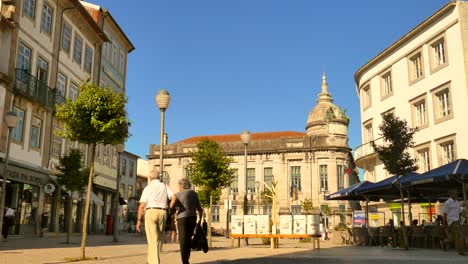 Turistas-Caminando-En-La-Plaza-Del-Casco-Antiguo-De-Braga,-Portugal