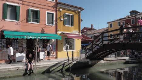 Burano-Szene-Mit-Souvenirladen-Und-Brücke-über-Den-Kanal-Italien