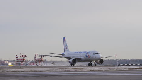 Airbus-A320-De-Ural-Airlines-Rodando-En-El-Aeropuerto-De-Moscú,-Rusia