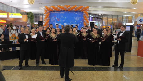 Chorauftritt-Für-Passagiere-Am-Moskauer-Flughafen-Scheremetjewo