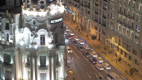 Edificio-Metropole-Und-Straßenverkehr-In-Der-Nacht-Madrid-Spanien