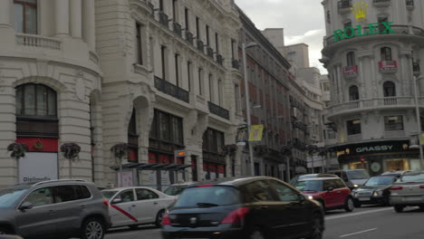 Gran-Via-Straße-Mit-Straßenverkehr-Und-Edificio-Metropolis-Madrid-Spanien