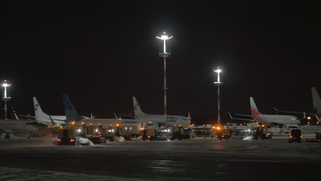 Schneepflug-LKWs,-Die-Nachts-Den-Asphalt-Des-Flughafens-Wnukowo-In-Moskau-Reinigen