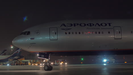Aeroflot-Boeing-777-En-El-Aeropuerto-De-Sheremetyevo-En-Moscú-De-Noche