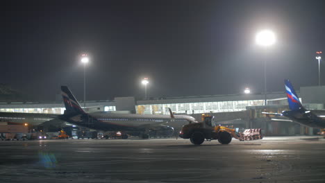 Terminal-D-Del-Aeropuerto-De-Sheremetyevo-Con-Aviones-Y-Vista-Nocturna-Del-Tractor-Quitanieves