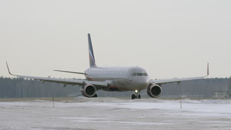Airbus-A321-Rodando-En-La-Pista-Del-Aeropuerto-De-Moscú,-Rusia