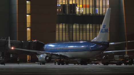 Einsteigen-In-Ein-KLM-Flugzeug-Bei-Nacht-Am-Flughafen-Scheremetjewo-In-Moskau,-Russland