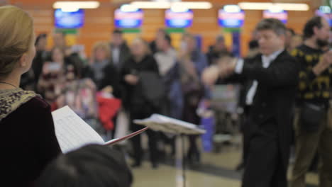 Menschen-Applaudieren-Dem-Chor,-Der-Am-Moskauer-Flughafen-Scheremetjewo-Auftritt