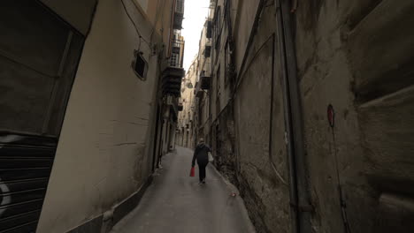 Spaziergang-Durch-Die-Gasse-Mit-Alten-Häusern-In-Palermo,-Italien