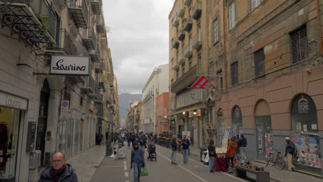 Lebhafte-Fußgängerzone-In-Palermo,-Italien