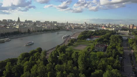 Moskauer-Szene-Mit-Flusspark-Und-Brückenluftaufnahme