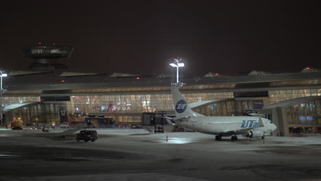 Nachtansicht-Des-Flughafens-Wnukowo-Mit-Utair--Und-Rossiya-Flugzeugen-Moskau-Russland