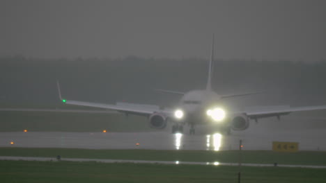 Airplane-landing-in-rainy-weather
