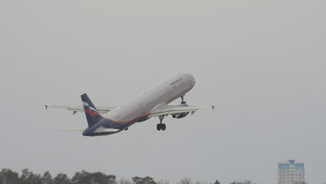 Airbus-A321-De-Aeroflot-Despegando-Y-Ganando-Altura.