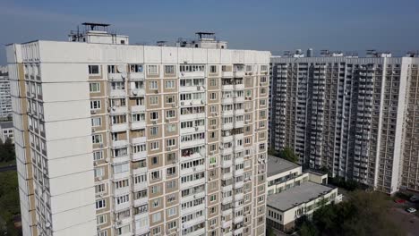 Bloque-De-Apartamentos-De-Paneles-Como-Parte-Del-Paisaje-Urbano-Aéreo-De-Moscú,-Rusia.
