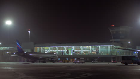 Avión-Aeroflot-A320-Rodando-En-El-Aeropuerto-De-Sheremetyevo-Vista-Nocturna