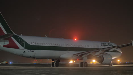 Nachtansicht-Des-Alitalia-Flugzeugs-Am-Moskauer-Flughafen-Scheremetjewo